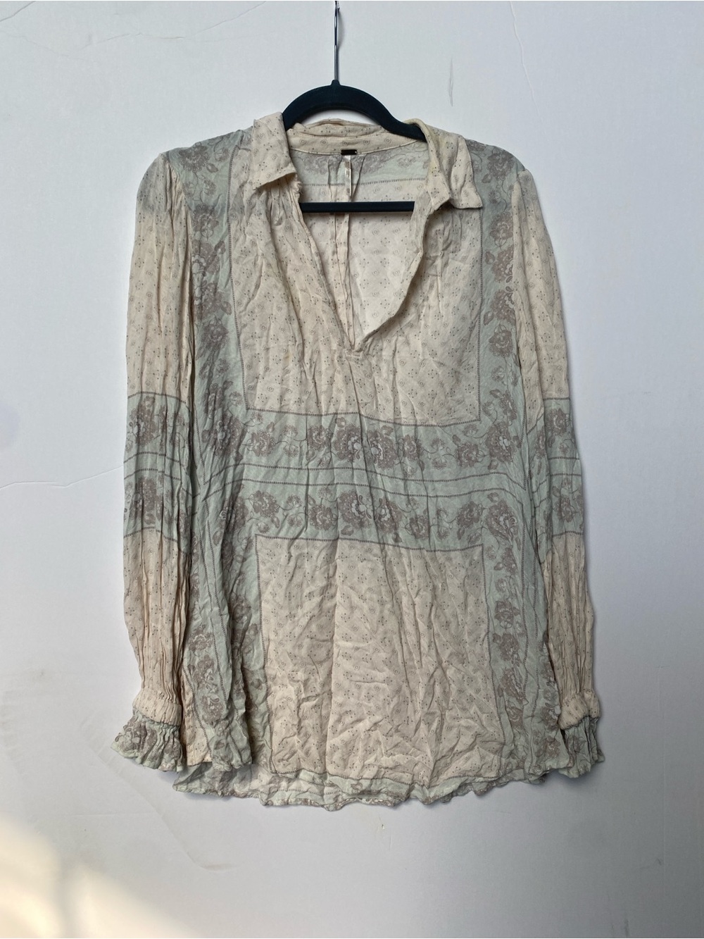 *flaw* Free People Cream and Sage Floral Split V-Neck Tunic